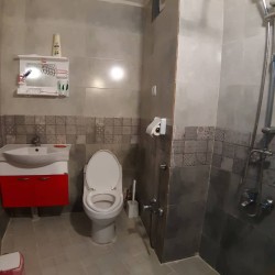 سرویس بهداشتی اتاق بلوط اقامتگاه ساسنگ